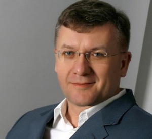 Процедура избрания главы Ненецкого автономного округа, когда местные партии представляют губернатору Архангельской области претендентов на эту должность, а он, в свою очередь, должен будет представить кандидатуры президенту, является компромиссом между крайностью великодержавной и крайностью небольших национальных групп, которые претендуют на значительно большую самостоятельность, чем некоторое время назад. Ведь неправильно «пройтись катком» по местным интересам, но неправильно и говорить, что отдельные национальные группы должны за счет общих интересов продвигать свои.