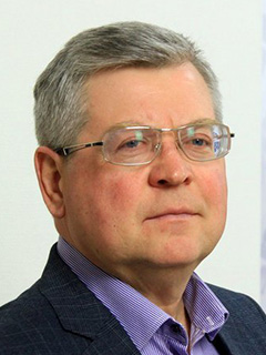 Дело губернатора, как руководителя субъекта, предложить главе города уйти в отставку, а мэр должен сам решать, уходить ему или нет.