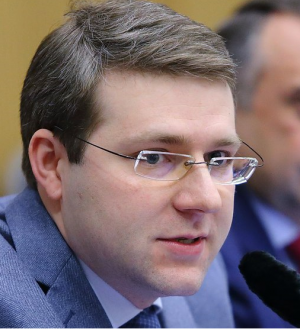 На мой взгляд, назначение Игоря Комарова на пост полномочного представителя президента в ПФО – это попытка сбалансировать элитные группы в округе. Все губернаторы здесь, за исключением старожилов, – это назначенцы председателя правительства Российской Федерации Сергея Кириенко. И неважно, кто их согласовывал – председатель Государственной думы Вячеслав Володин, генеральный директор корпорации «Ростех» Сергей Чемезов или кто-то еще. Поэтому Комаров, человек из «Ростеха», хорошо может справиться с ролью арбитра.