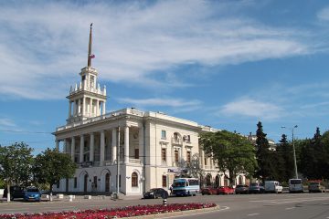 Политические акторы в городе-герое загодя готовятся к выборам в Законодательное собрание в 2019 году. Именно с этим обстоятельством я связываю критику депутата Вячеслава Аксенова в адрес губернатора Севастополя Дмитрия Овсянникова.