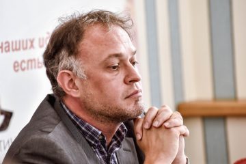 Андрей Никитин быстро зарекомендовал себя в качестве одного из самых ярких и энергичных новых региональных руководителей, которые участвуют в губернаторской кампании этого года. Он быстро взялся за решение социально-экономических проблем региона и при этом пользуется полной поддержкой федерального центра. Об особом отношении Владимира Путина к Новгородской области и фигуре Никитина свидетельствовал и недавний визит президента. Стоит заметить, что Путин далеко не всегда посещает регионы, в которых предстоят прямые губернаторские выборы, но в данном случае поддержка президентом Никитина неудивительна, ведь Агентство стратегических инициатив (АСИ), которым до последнего времени руководил новгородский губернатор, создавалось в свое время по инициативе главы государства.