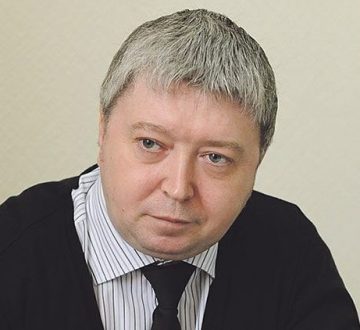 Отставки заместителей главы Курской области Александра Криволапова и Александра Зубарева были вполне ожидаемыми. От врио губернатора Романа Старовойта общественность ждет кадровой перезагрузки региональной власти. Он ее начал некоторое время назад с увольнения двух заместителей, Александра Демина и Сергея Дюмина, которые отвечали за коммунальное хозяйство и строительство. Их функционал объединили и назначили на эту должность заместителя директора капремонта Москвы Алексея Смирнова, который родом из Курска. Это была первая замена, и она вполне логична, потому что максимальное количество претензий со стороны общественности и СМИ предъявлялось состоянию инфраструктуры, прежде всего коммунальной.