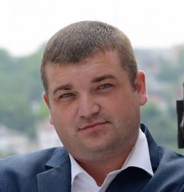 То, что в Севастополе снова не могут принять бюджет, – это очередной виток конфликта законодательной и исполнительной власти города, который приводит к очередным срывам сроков освоения различных государственных программ: никак не могут ветви власти найти консенсус и работать на благо Севастополя.