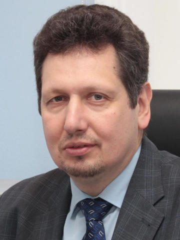 В условиях кризиса, наряду с поддержкой отдельных категорий граждан, оказавшихся в трудной ситуации, наряду с поддержкой системообразующих предприятий, государственная поддержка нужна и малому бизнесу. У него возможности какого-либо маневра, касающегося кадров, финансов и хозяйственной деятельности, сейчас более ограниченные, чем у крупных предприятий. Крупное предприятие, даже если одно его направление попадет в сложную ситуацию, в целом может оставаться на плаву, вовремя переориентировавшись на другие направления. По крайней мере, шансов у него больше. Потеря в одной части может не разрушить все предприятие. […]