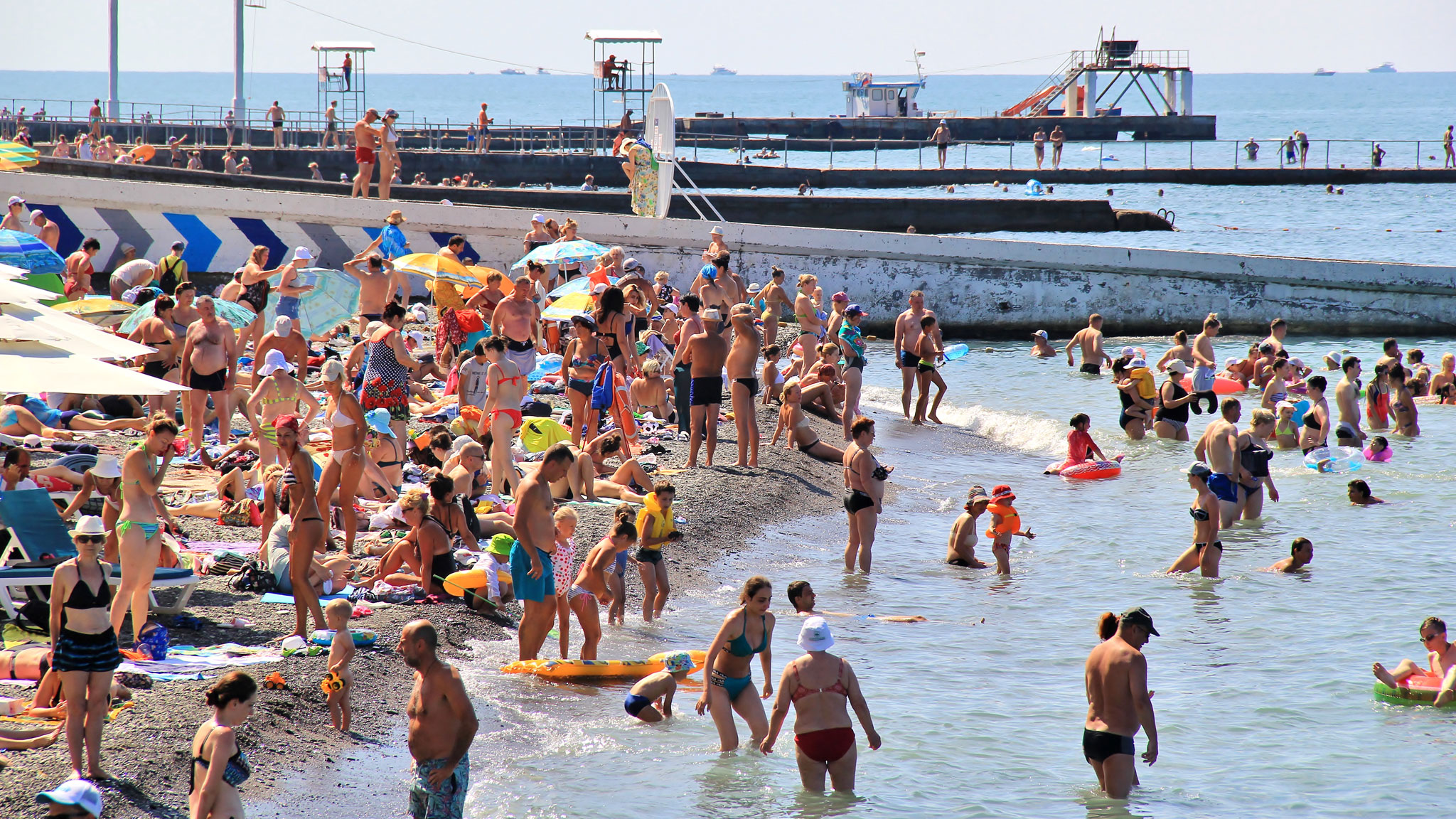 Крым отдых опасно ли. Пляж Сочи 2021. Пляж Сочи Адлер 2021. Сочи летом пляж. Российский пляж.