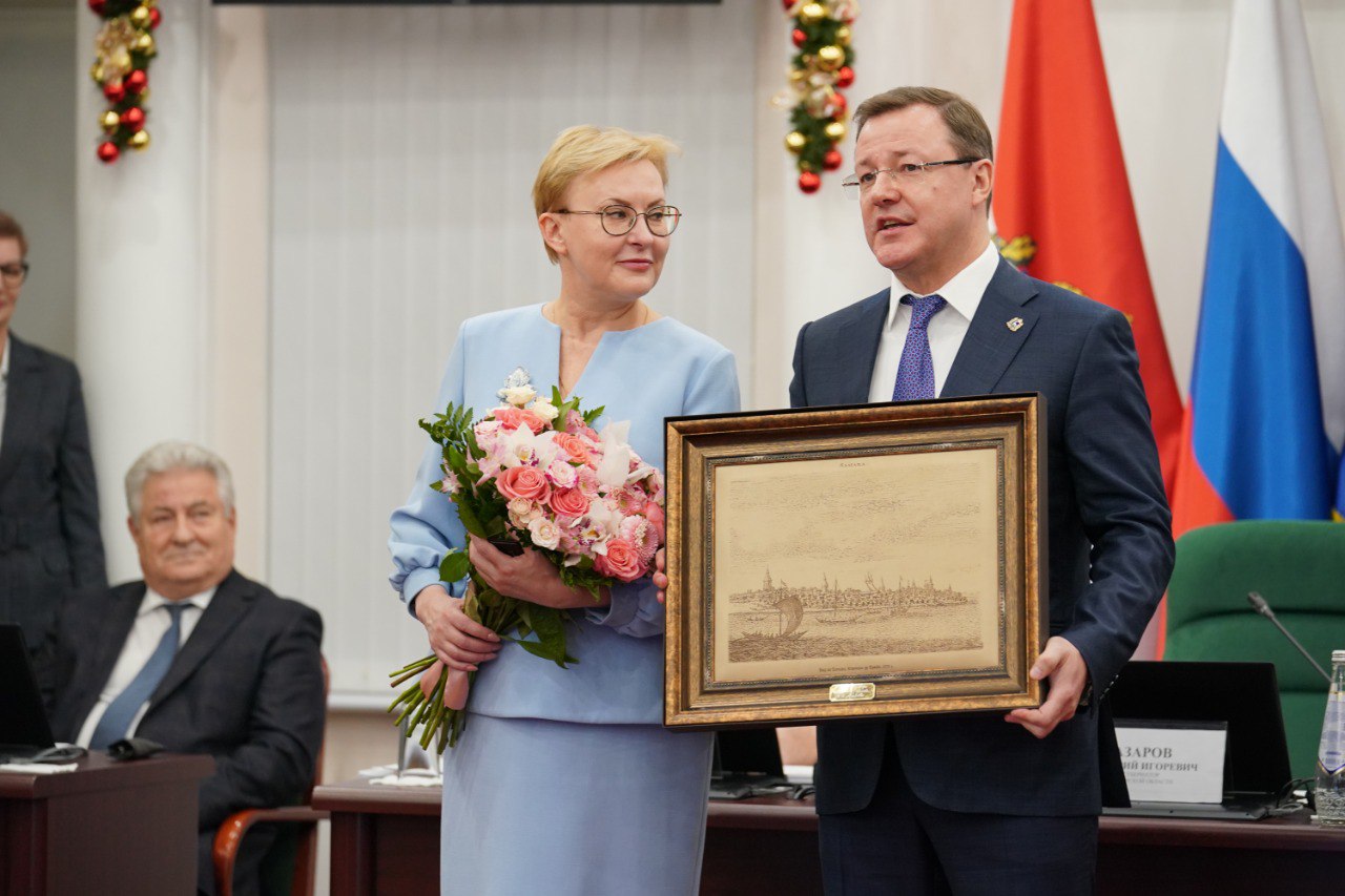 Где будет поздравлять азаров. Губернатор Самарской области. Елена Лапушкина Самара. Лапушкина Елена Владимировна глава города Самара. Губернатор Самарской области до Азарова.